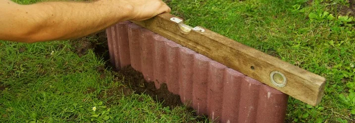 Wasserwaage auf Beetbegrenzung